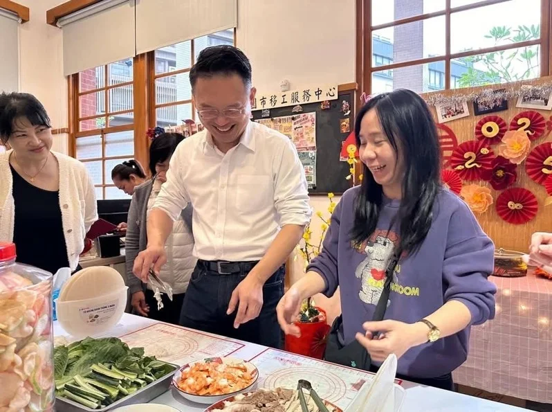 Cơm đoàn viên mùng 2 Tết, Phó Thị trưởng Đào Viên Tô Tuấn Bân mời lao động nước ngoài tham gia thử thách nấu món ăn đa quốc gia