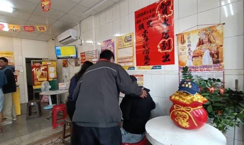 Nữ lao động nhập cư người Việt trúng vé số 12 triệu Đài tệ dịp Tết, quyết định tiếp tục ở lại Đài Loan – Lý do được tiết lộ. (Do người dân cung cấp)