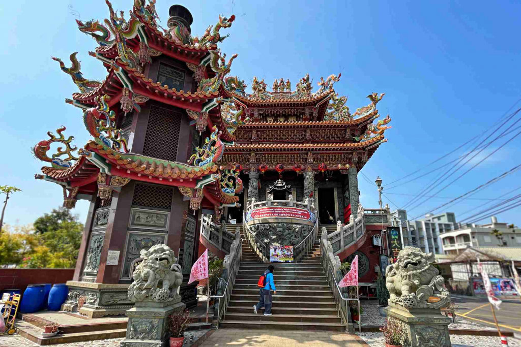 Chương Hóa - Nữ lao động ngước ngoài người Việt trúng số 12 triệu Đài tệ! Mang "hũ tụ tài" đến "Đền Phủ Diêm Thuận Trạch Cung" để cầu may.