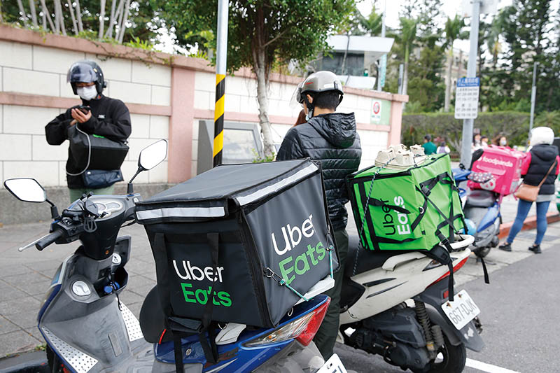 Bạn có thắc mắc làm shipper Uber Eats tại Đài Loan lương bao nhiêu không? Công việc tự do đang "gây sốt" giới trẻ!
